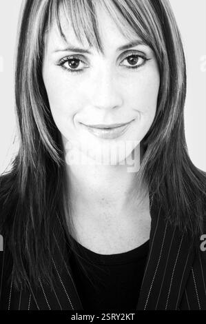 ALEX JONES, PRÉSENTATEUR de télévision, JEUNE, SHOOTING DE MODE : un tournage de mode de style de rue pré-national de l'ère télévisée des années 2000 avec le présentateur de télévision Alex Jones, âgé de 26 ans, à Newport le 11 février 2004. Photographie : ROB WATKINS. INFO : Alex Jones est un présentateur de télévision gallois connu pour avoir co-animé 'The One Show' de BBC One depuis 2010. Réputée pour sa présence engageante et chaleureuse à l'écran, elle est devenue une figure aimée de la télévision britannique, contribuant à divers programmes et projets. Banque D'Images