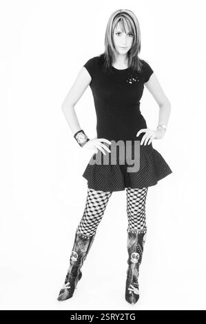 ALEX JONES, PRÉSENTATEUR de télévision, JEUNE, SHOOTING DE MODE : un tournage de mode de style de rue pré-national de l'ère télévisée des années 2000 avec le présentateur de télévision Alex Jones, âgé de 26 ans, à Newport le 11 février 2004. Photographie : ROB WATKINS. INFO : Alex Jones est un présentateur de télévision gallois connu pour avoir co-animé 'The One Show' de BBC One depuis 2010. Réputée pour sa présence engageante et chaleureuse à l'écran, elle est devenue une figure aimée de la télévision britannique, contribuant à divers programmes et projets. Banque D'Images