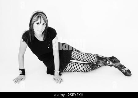 ALEX JONES, PRÉSENTATEUR de télévision, JEUNE, SHOOTING DE MODE : un tournage de mode de style de rue pré-national de l'ère télévisée des années 2000 avec le présentateur de télévision Alex Jones, âgé de 26 ans, à Newport le 11 février 2004. Photographie : ROB WATKINS. INFO : Alex Jones est un présentateur de télévision gallois connu pour avoir co-animé 'The One Show' de BBC One depuis 2010. Réputée pour sa présence engageante et chaleureuse à l'écran, elle est devenue une figure aimée de la télévision britannique, contribuant à divers programmes et projets. Banque D'Images