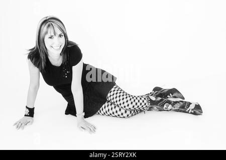 ALEX JONES, PRÉSENTATEUR de télévision, JEUNE, SHOOTING DE MODE : un tournage de mode de style de rue pré-national de l'ère télévisée des années 2000 avec le présentateur de télévision Alex Jones, âgé de 26 ans, à Newport le 11 février 2004. Photographie : ROB WATKINS. INFO : Alex Jones est un présentateur de télévision gallois connu pour avoir co-animé 'The One Show' de BBC One depuis 2010. Réputée pour sa présence engageante et chaleureuse à l'écran, elle est devenue une figure aimée de la télévision britannique, contribuant à divers programmes et projets. Banque D'Images