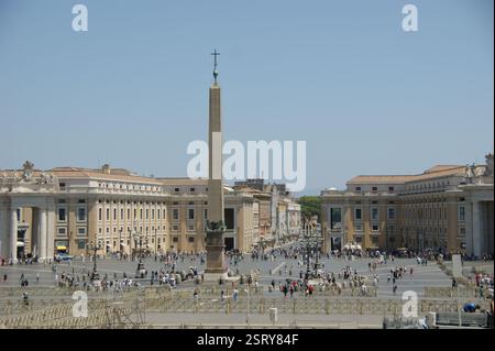 Une vue panoramique sur la vaste étendue de la place Pierre, Cité du Vatican ; un témoignage de l'histoire et de la foi. Banque D'Images