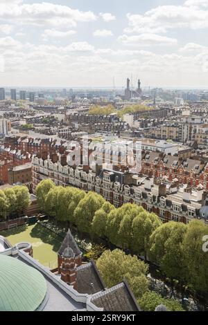 Vue panoramique de Londres, Royaume-Uni, en particulier la région de Pimlico vers la centrale électrique de Battersea. Des bâtiments résidentiels et un terrain de sport sont visibles. Banque D'Images