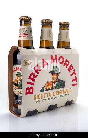 Italie - 16 février 2025 : Birra Moretti recette originale dans des bouteilles en verre brun emballé dans une boîte en carton à vendre sur fond blanc, un ami européen Banque D'Images