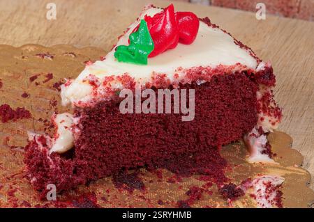 Vue latérale du gâteau de velours rouge avec glaçage rose rouge Banque D'Images