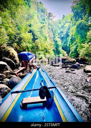 batelier tirant un bateau en amont de la rivière Banque D'Images