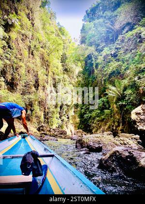 batelier tirant son bateau en amont de la rivière Banque D'Images