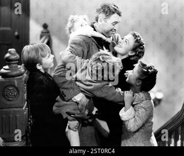 C'est Une VIE MERVEILLEUSE [US 1946] [G-d] JIMMY HAWKINS dans le rôle de Tommy Bailey, KAROLYN GRIMES dans le rôle de Zuzu Bailey [sur le dos de Stewart], LARRY SIMMS dans le rôle de Pete Bailey [détenu par Stewart], JAMES STEWART, DONNA REED, CAROL COOMBS dans le rôle de Janie Bailey date : 1946 Banque D'Images