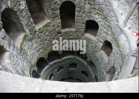 Puits d'initiation, Quinta da Regaleira, Sintra, Portugal. Un fascinant escalier en colimaçon plonge dans des chambres souterraines. Symbolisant la renaissance et le spi Banque D'Images