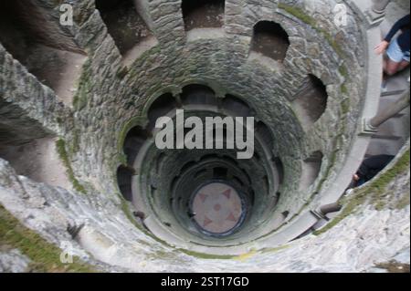 Puits d'initiation Regaleira, Sintra, Portugal. Un fascinant escalier en colimaçon plonge dans des profondeurs souterraines, symbolisant un renouveau profond et un personnage Banque D'Images