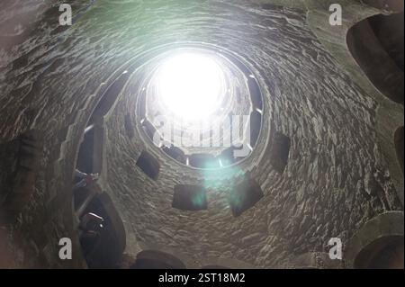Quinta da Regaleira puits d'initiation, Sintra, Portugal. Un fascinant escalier en colimaçon descend dans un Royaume souterrain, symbolisant un voyage mystique Banque D'Images