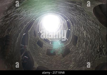 Tour Regaleira, Sintra, Portugal. Un mélange captivant d'architecture néo-manuéline, de symbolisme complexe et d'allure énigmatique. Ce castl de conte de fées Banque D'Images