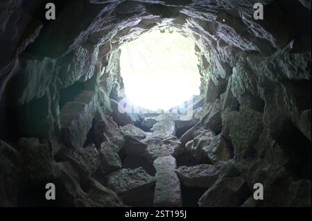 Stone Well avec escalier en colimaçon complexe descend dans l'obscurité. Mystérieux portail souterrain, Sintra, Portugal. Banque D'Images