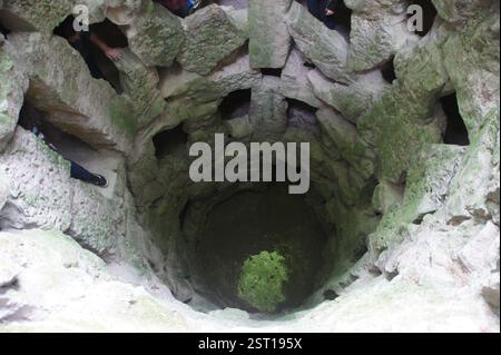 Puits d'initiation, Sintra, Portugal. Un fascinant escalier en colimaçon sculpté dans la pierre, menant profondément dans la terre. Ses profondeurs sombres et mystérieuses invitent e Banque D'Images
