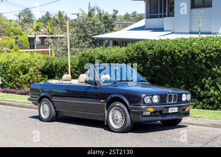 BMW série 3 Cabriolet (E30) fabriqué 1986 - 1993, 320i modèle cabriolet stationné à Narrabeen, Sydney, NSW, Australie en 2025 Banque D'Images