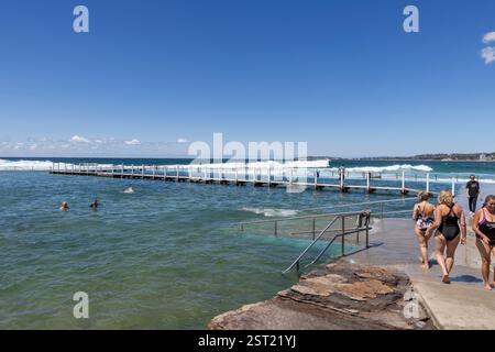 Narrabeen Beach Ocean rockpool, les femmes et d'autres personnes nageant dans cette piscine océanique, Sydney, NSW, Australie, 2025 Banque D'Images