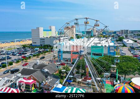 Virginia Beach Virginia - 10 juillet 2021 : vue aérienne d'une grande roue et d'un parc d'attractions au Virginia Beach Oceanfront Banque D'Images