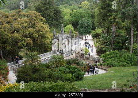 Sintra, Portugal. Les montagnes verdoyantes s'élèvent de façon spectaculaire de la côte, leurs pentes couvertes d'une tapisserie vibrante d'arbres. Les falaises imposantes offrent br Banque D'Images
