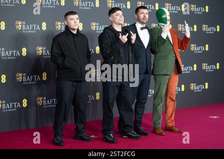 Londres, Royaume-Uni. 16 février 2025. Sur la photo : le réalisateur Rich Peppiatt (2e à droite) avec des membres de genoux (G-d) - Mo Chara (Liam Óg Ó hAnnaidh), Moglai BaP ((Naoise Ó Caireallain), et DJ Provai (J.J. Ó Dochartaigh) assistent aux EE British Academy film Awards 2025. Crédit : Justin Ng/Alamy Live News Banque D'Images