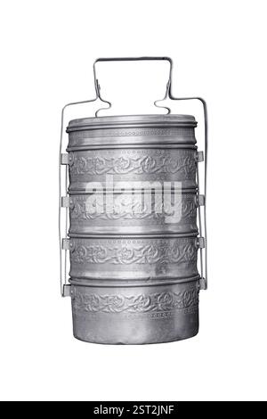 Vieille boîte de tiffin argenté ou récipient de nourriture isolé sur fond blanc fonctionne avec le chemin de découpage. Banque D'Images