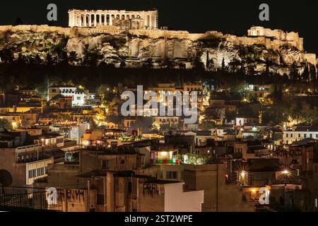 Athens, Attica - GR - Oct 25, 2024 vue nocturne imprenable de l'Acropole illuminée d'Athènes dominant la ville, avec des lumières chaudes highlightin Banque D'Images