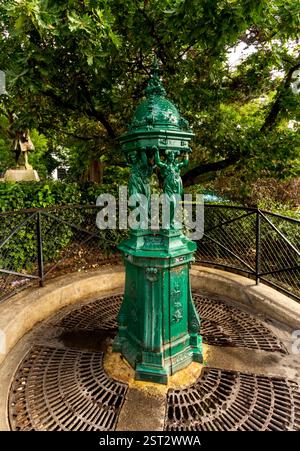 Paris, FR - 11 septembre 2016 il s'agit d'une fontaine Wallace à Paris, connue pour son design orné de fonte verte avec quatre caryatides. Ces fontaines fournissent Banque D'Images