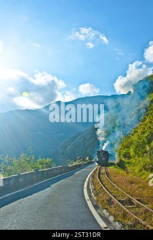 Train jouet de Darjeeling sur son chemin. Banque D'Images
