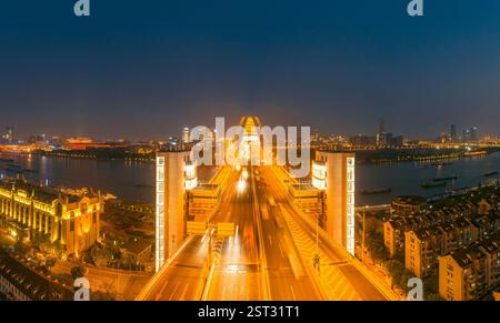 Vue nocturne du pont Lupu sur la rivière Huangpu à Shanghai, Chine Banque D'Images