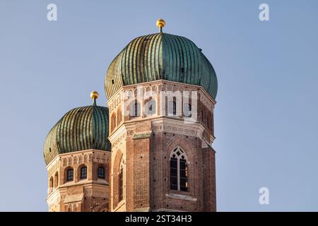 Munich, Allemagne. 15 février 2025. Les tours de la Frauenkirche, officiellement la cathédrale notre-Dame, ou cathédrale de Munich pour faire court, peuvent être vues dans le ciel bleu à Munich (Bavière) le 15 février 2025. Gros plan des dômes d'oignon du bâtiment. L'église de la vieille ville de Munich est l'un des sites les plus populaires de la capitale bavaroise dans le sud de l'Allemagne. Crédit : Matthias Balk/dpa/Alamy Live News Banque D'Images