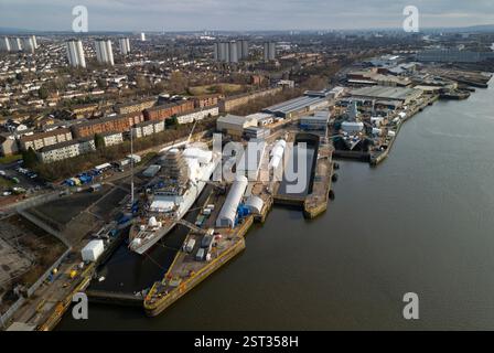 Vue aérienne des frégates HMS Glasgow et HMS Cardiff type 26 au chantier naval BAE Systems à Scotstoun sur la rivière Clyde, Glasgow, Écosse, royaume-uni Banque D'Images