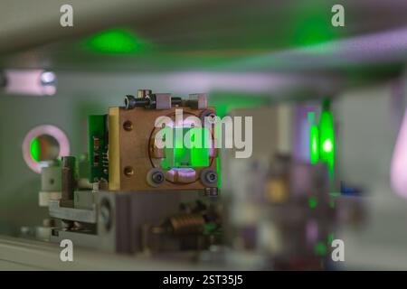 détails scientifiques du système laser avec l'accent sur le cristal optique avec faisceau laser vert Banque D'Images