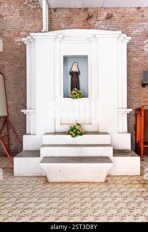 Un groupe d'orizuru coloré, forme populaire de grues en papier origami Banque D'Images