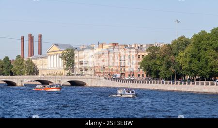Pétersbourg, Russie - 28 juin 2018 : rivière Fontanka par une journée ensoleillée d'été, pont Obukhovsky et cheminées de la centrale N°3 des thermes centraux Banque D'Images