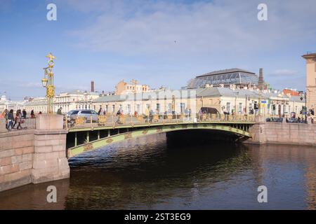 Pétersbourg, Russie - 27 mars 2016 : les gens et les voitures sont au pont Panteleymonovsky. Le pont a été érigé en 1823 sur la rivière Fontanka Banque D'Images
