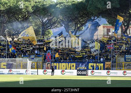 Castellammare di Stabia, Italie. 16 février 2025. Supporters de la SS Juve Stabia lors du match de Serie B entre la SS Juve Stabia et Cosenza Calcio au Stadio Romeo menti, Castellammare di Stabia, Italie, le 16 février 2025. Crédit : Nicola Ianuale/Alamy Live News Banque D'Images