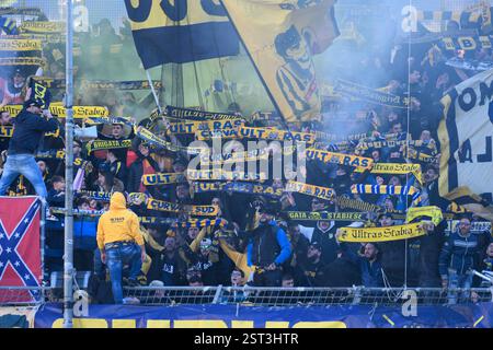 Castellammare di Stabia, Italie. 16 février 2025. Supporters de la SS Juve Stabia lors du match de Serie B entre la SS Juve Stabia et Cosenza Calcio au Stadio Romeo menti, Castellammare di Stabia, Italie, le 16 février 2025. Crédit : Nicola Ianuale/Alamy Live News Banque D'Images