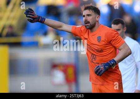 Castellammare di Stabia, Italie. 16 février 2025. Alessandro Micai de Cosenza Calcio fait des gestes lors du match de Serie B entre la SS Juve Stabia et Cosenza Calcio au Stadio Romeo menti, Castellammare di Stabia, Italie, le 16 février 2025. Crédit : Nicola Ianuale/Alamy Live News Banque D'Images