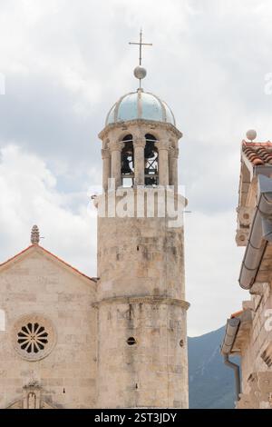 Clocher historique en pierre avec des sculptures détaillées, partie d'une église européenne traditionnelle. Banque D'Images