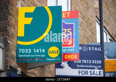 Londres, Royaume-Uni - 12 juillet 2024 - de nombreux panneaux d'agent immobilier sont affichés à Hoxton Banque D'Images