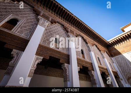 Détails de la cour intérieure de l'école religieuse Madrasa Ben Youssef vieille ville Marakkesh Maroc Banque D'Images