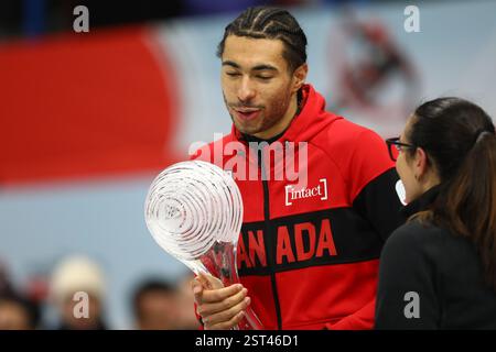 16 février 2025, Assago, Lombardie, Italie : WILLIAM DANDJINOU du Canada pose avec le globe de cristal qu’il a remporté lors de la cérémonie de remise des prix de la tournée mondiale sur courte piste de l’ISU 2025 au Forum Unipol de Milan, Italie, qui sert d’événement test officiel avant les Jeux Olympiques d’hiver de Milano Cortina 2026 (crédit image : © Mickael Chavet/ZUMA Press Wire) USAGE ÉDITORIAL SEULEMENT! Non destiné à UN USAGE commercial ! Banque D'Images