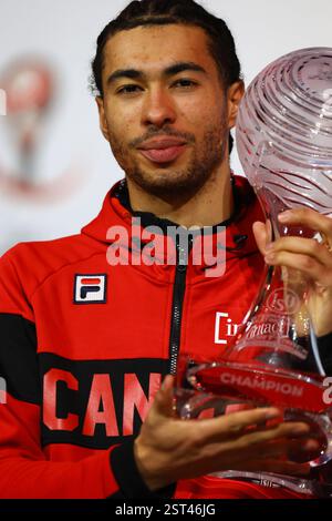 16 février 2025, Assago, Lombardie, Italie : WILLIAM DANDJINOU du Canada pose avec le globe de cristal qu’il a remporté lors de la cérémonie de remise des prix de la tournée mondiale sur courte piste de l’ISU 2025 au Forum Unipol de Milan, Italie, qui sert d’événement test officiel avant les Jeux Olympiques d’hiver de Milano Cortina 2026 (crédit image : © Mickael Chavet/ZUMA Press Wire) USAGE ÉDITORIAL SEULEMENT! Non destiné à UN USAGE commercial ! Banque D'Images