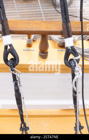 Vintage Ship gréement et garde-corps en bois sur bateau blanc et jaune Banque D'Images