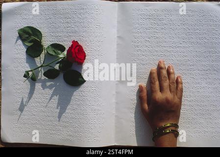 Éducation aveugle, lecture de livres de main de femme en braille Banque D'Images