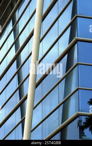 Poutres en acier horizontales et diagonales utilisées dans les extérieurs de RMZ Corp, RMZ Titanium construisant une architecture moderne dans la ville de Bangalore, Karnataka, Ind Banque D'Images