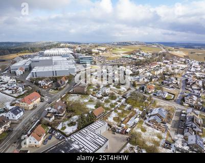Vue plongeante de la zone industrielle et des bâtiments résidentiels voisins dans le paysage hivernal, Schopfloch, quartier de Freudenstadt, Allemagne, Europe Banque D'Images