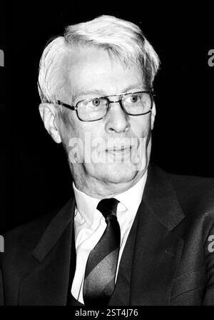 Bonn, Allemagne - 02 décembre 1985 : Stephan Hermlin - *13.04.1915 à 06.04.1997 - écrivain allemand et l'un des auteurs les plus célèbres de la RDA lors d'une lecture de ses propres œuvres à Bonn - Allemagne. [traduction automatique] Banque D'Images