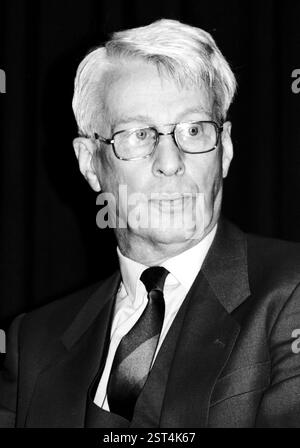 Bonn, Allemagne - 02 décembre 1985 : Stephan Hermlin - *13.04.1915 à 06.04.1997 - écrivain allemand et l'un des auteurs les plus célèbres de la RDA lors d'une lecture de ses propres œuvres à Bonn - Allemagne. [traduction automatique] Banque D'Images