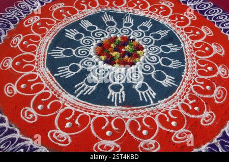 Rangoli, art indien du dessin avec des couleurs, Design dessiné sur le sol avec de la poudre de couleur, principalement dessiné pendant le temps du festival Banque D'Images