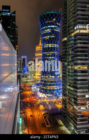 Doha routes et trafic West Bay Tornado Dune Plaza Doha Qatar Banque D'Images