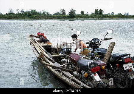 Moto chargée sur bateau et traversant le lac Digaru, Arunachal Pradesh, Inde, Asie Banque D'Images